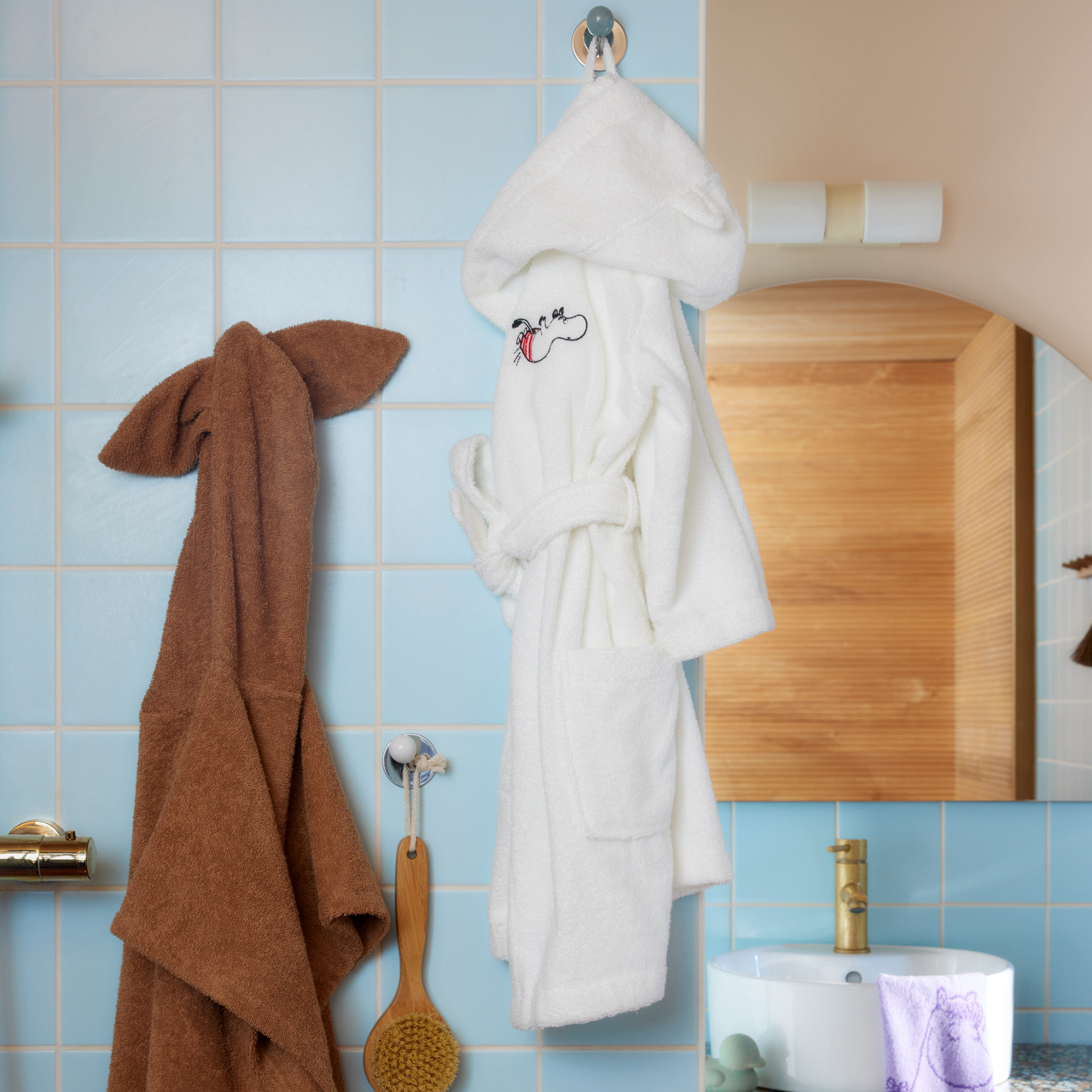 1069889_Moomin_moomin-bathrobe-kds-122-128-Moomintroll_02.jpg