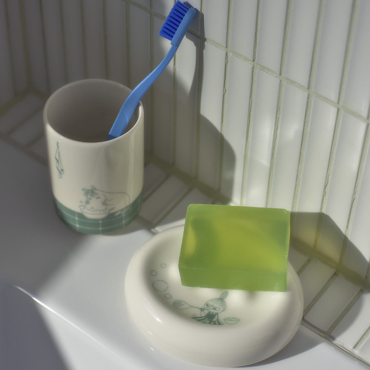 1073810_Moomin_Toothbrush_holder,_Bathtime_3.jpg