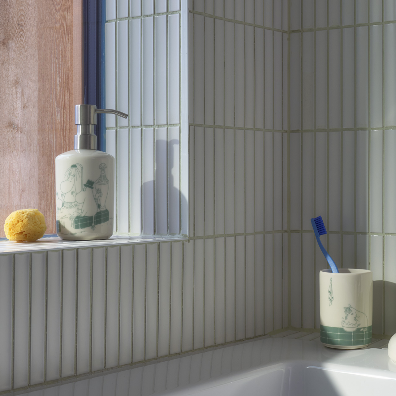 1073811_Moomin_Soap_disp&toothb_holder_set,_Bathtime_3.jpg