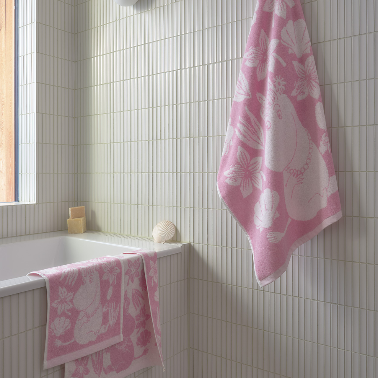 1074322_Moomin_bath_towel_70x140cm_Seashells_pink_2.jpg