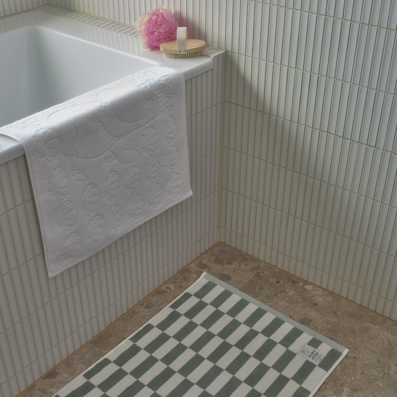 1074326_Moomin_bathmat_50x70cm_Seashells_white_2.jpg