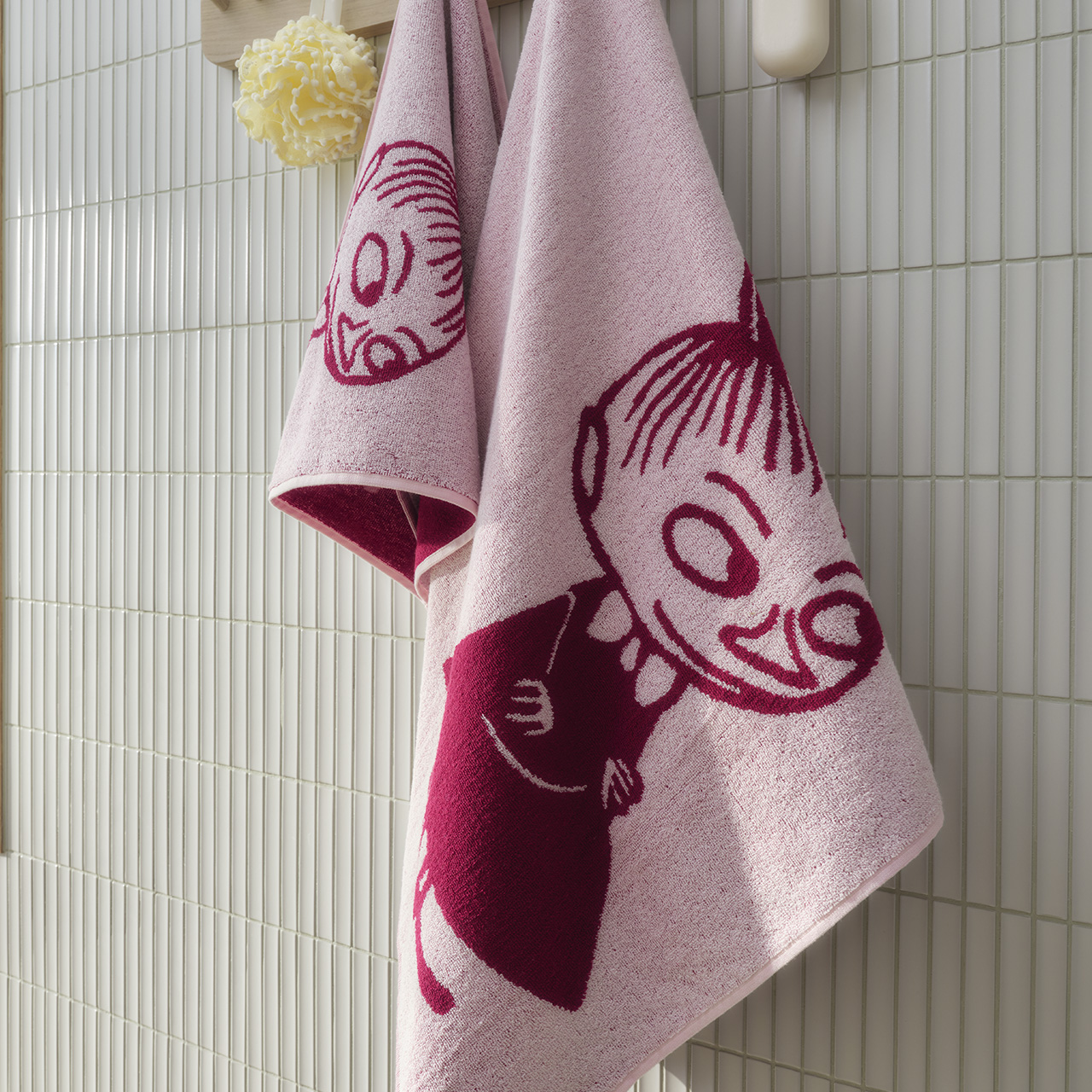1074736_Moomin_bath_towel_70x140_Little_My_pink_2.jpg