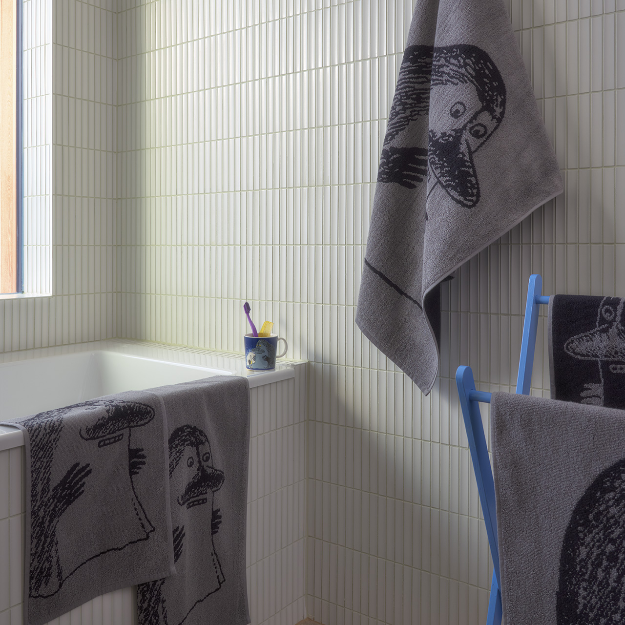 1074737_Moomin_bath_towel_70x140_The_Groke_grey_2.jpg