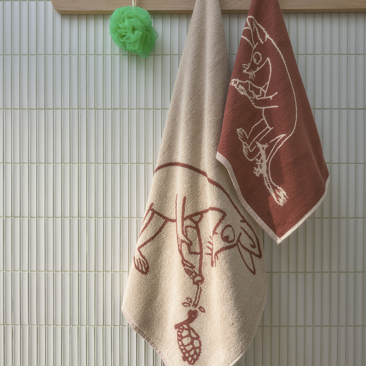 1074738_Moomin_bath_towel_70x140_Sniff_brown_2.jpg