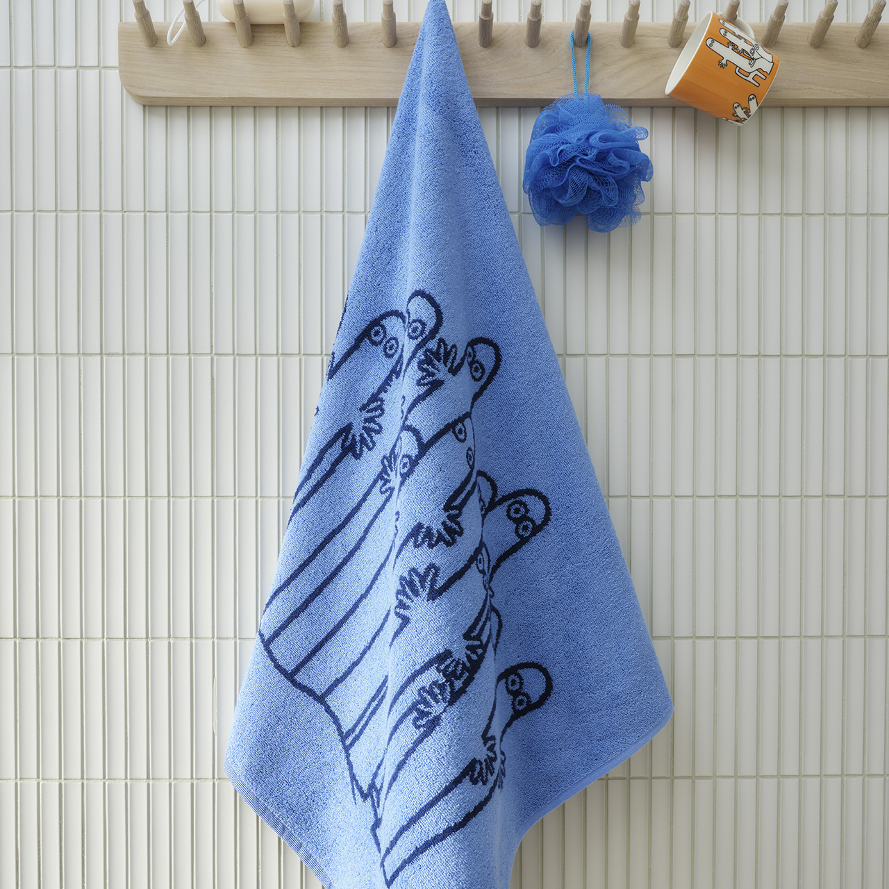 1074739_Moomin_bath_towel_70x140_Hattifattenrs_2.jpg