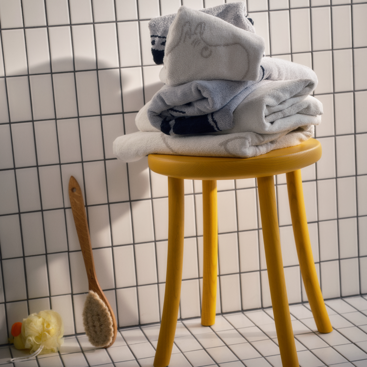 1074893_moomin_moomin_hand_towel_50x70cm_moominpappa_grey_2.jpg