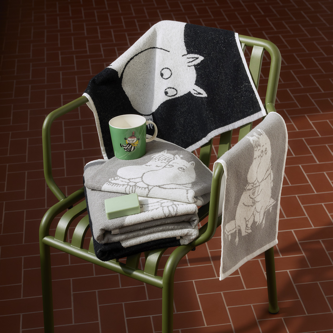 1075826_Moomin_towel_30x50_Moomintroll_Bonfire_grey_2.jpg