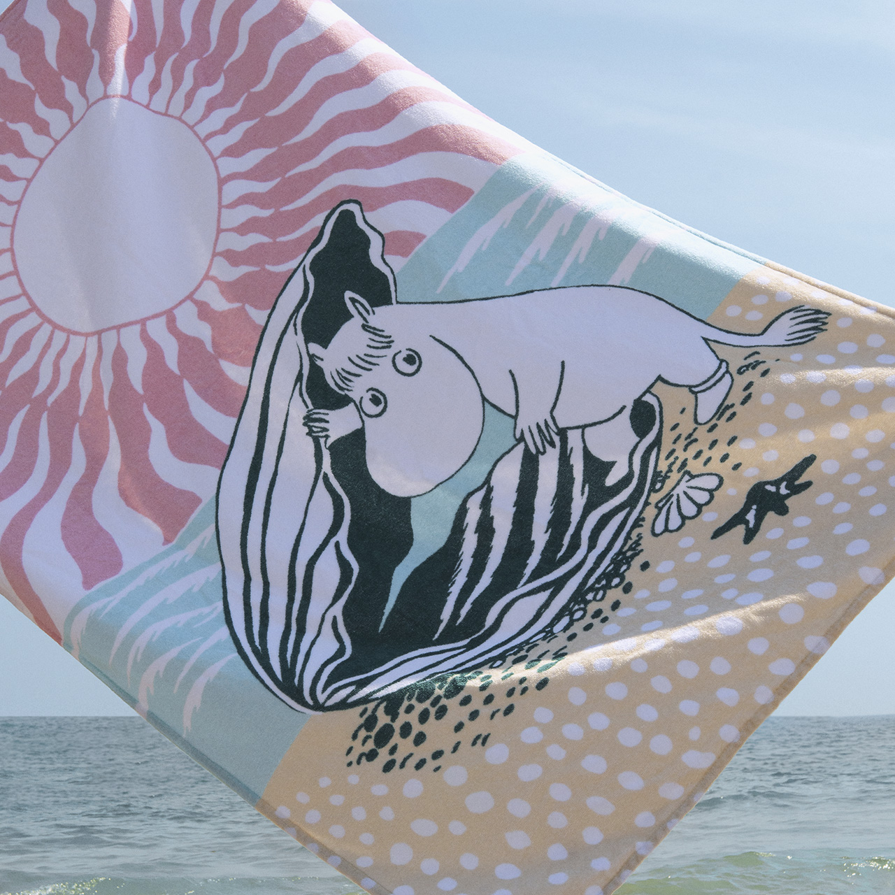 1076223_Moomin_beach_twl_93x150cm_Beach_Day_GOTS_2.jpg