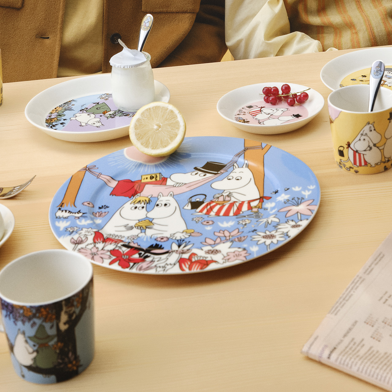 1076290_Moomin_serving_plate_30cm_Family_Time_3.jpg