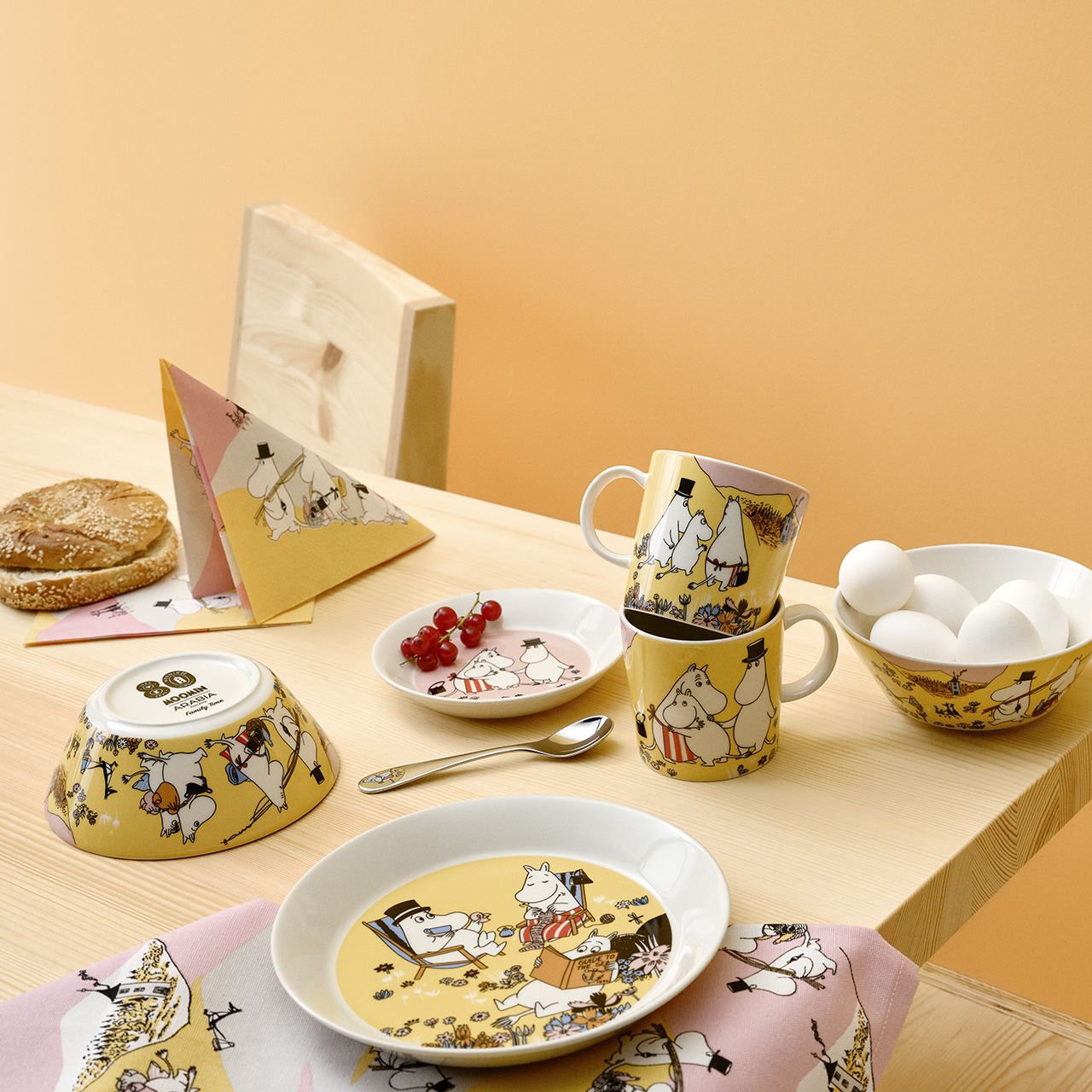 1076291_Moomin_saucer_15cm_Family_Time_3.jpg