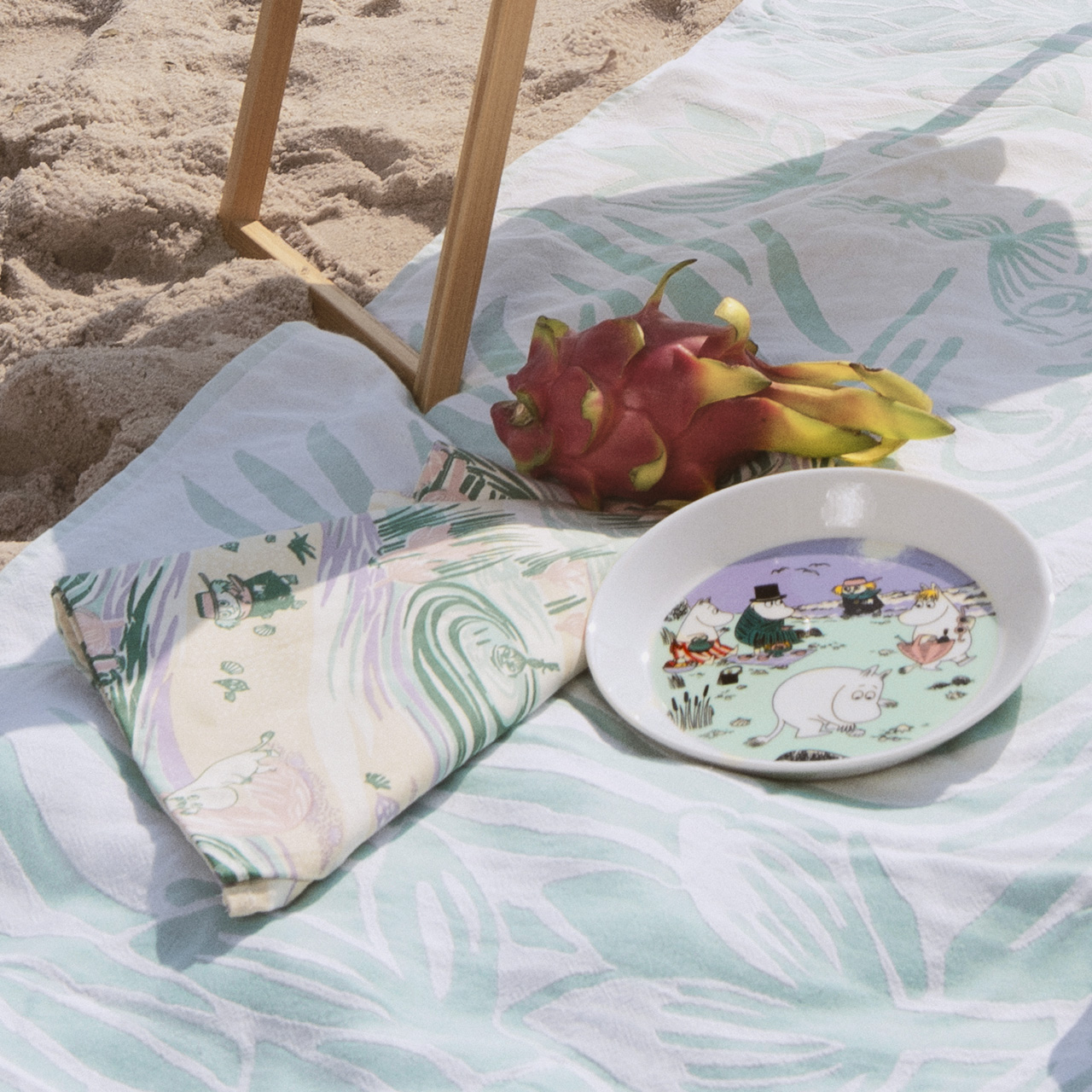 1076323_Moomin_ktn_twl_50x70cm_Beach_Day_GOTS_2.jpg