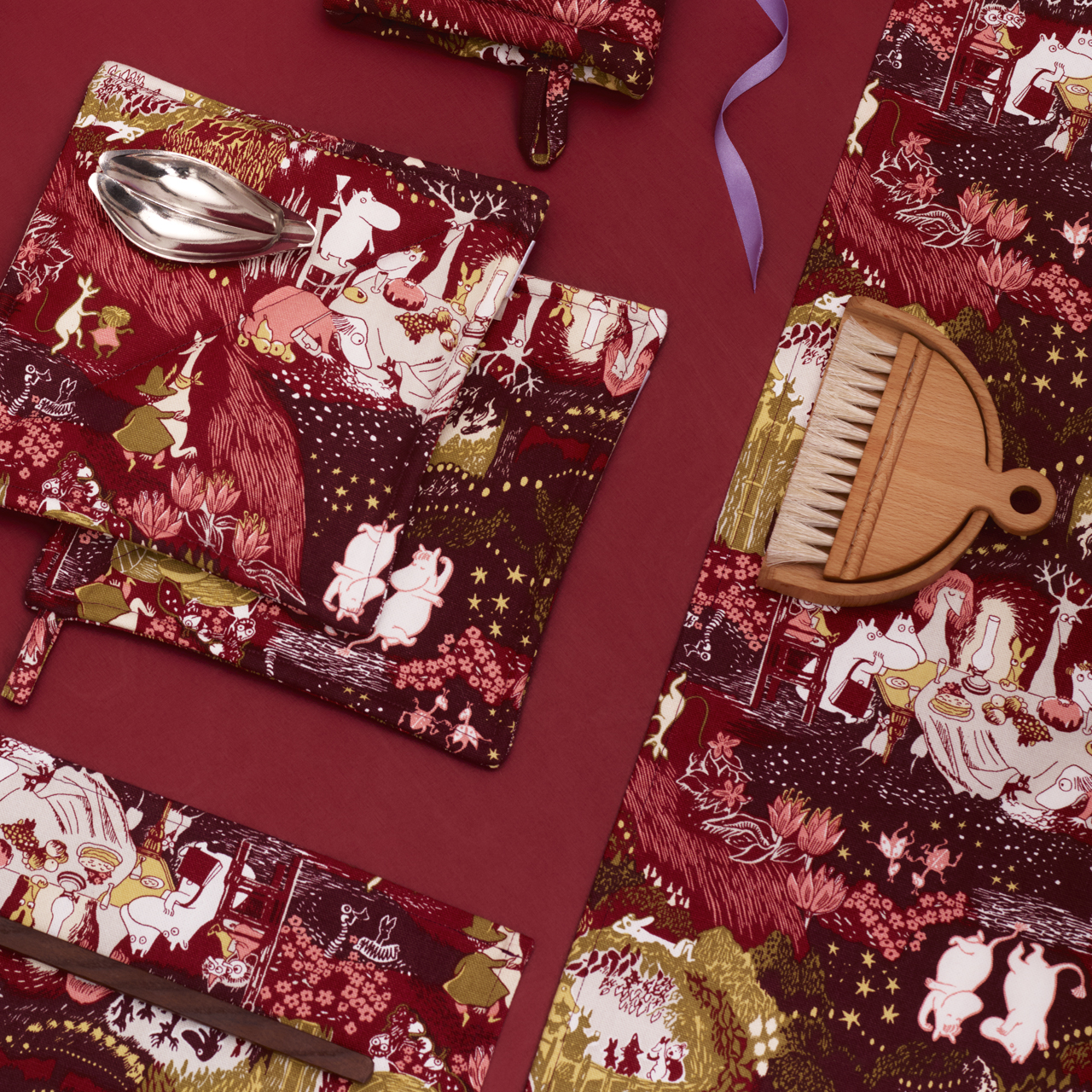1079537_Moomin_table_runner_40x140cm_Festive_M._lifestyle_2.jpg
