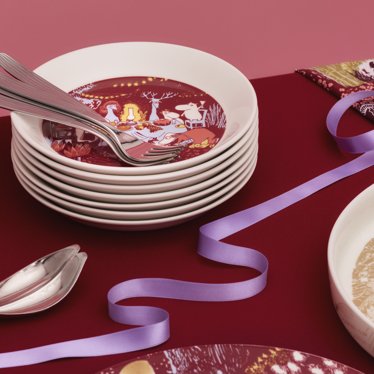 1079548_Moomin_plate_19cm_Festive Moments_lifestyle_3.jpg