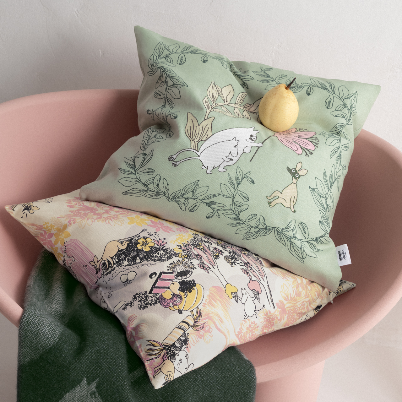 1080034_Moomin_c.cover_embr_green_50x50_GOTS_lifestyle.jpg