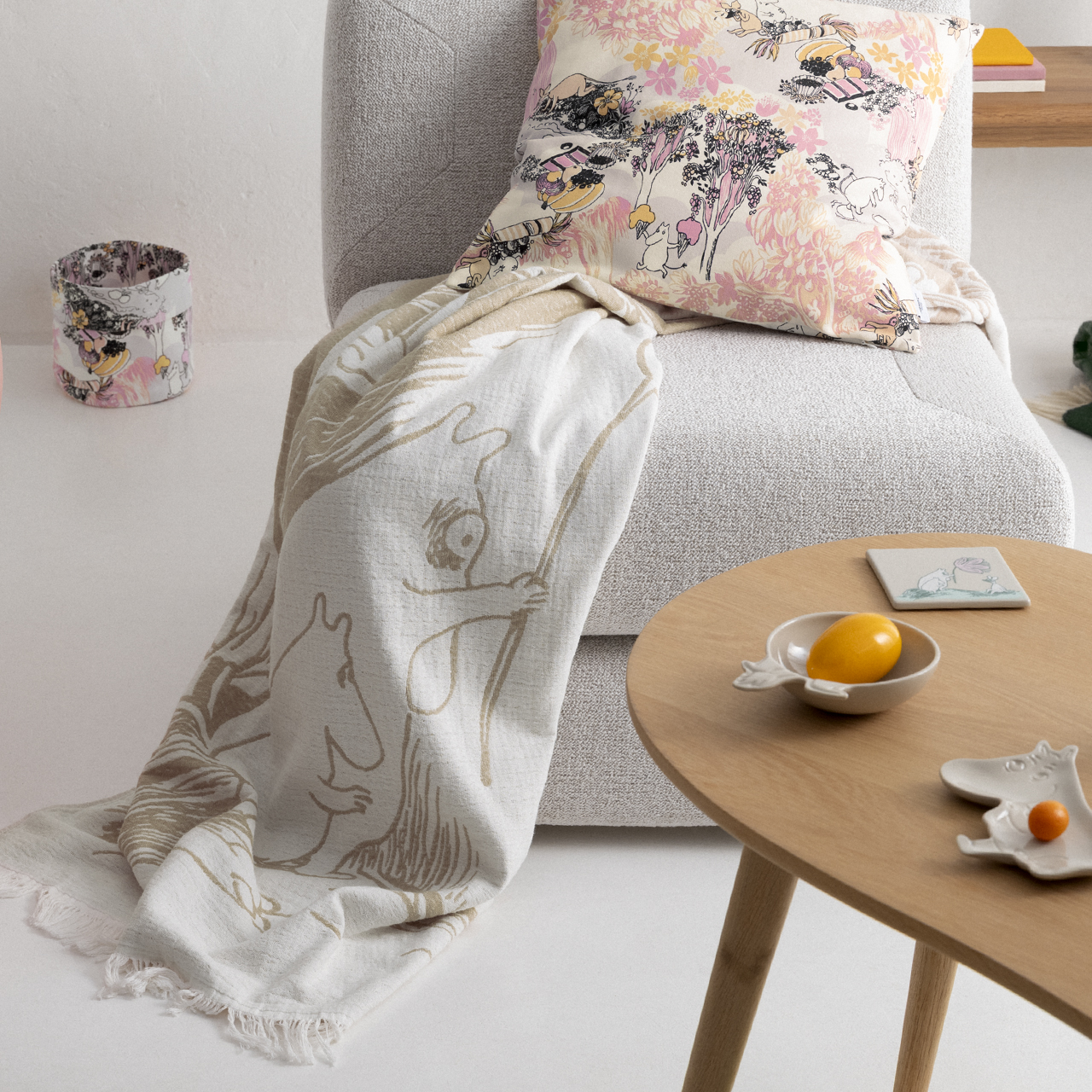 1080037_Moomin_cotton_throw_130x170_beige_GOTS_lifestyle.jpg