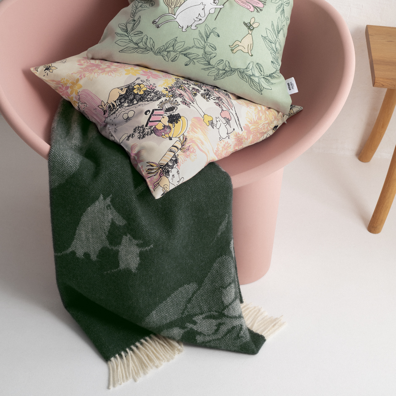 1080038_Moomin_wool_throw_green_130x170_lifestyle.jpg