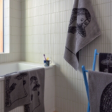 1074741_Moomin_bath_towel_50x70_The_Groke_grey_2.jpg