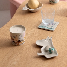 1082508_Moomin_plate_180mm_Moomintroll_recir_lifefstyle.jpg